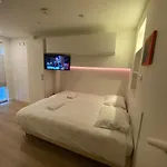 Stylish House In The Heart Of Center ברדה