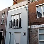Stylish House In The Heart Of Center דירה ברדה